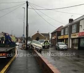 NEWS UPDATE – DYFED-POWYS POLICE’S RESPONSE TO VAUXHALL ASTRA PERCHED ON LLWYNHENDY WALL