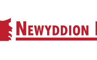 Rhybuddir teuluoedd y gallent wynebu dirwy os byddant yn teithio
