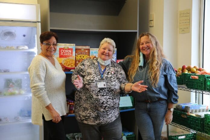 FOOTHOLD CYMRU HANDS BURRY PORT COMMUNTY FOOD STORE OVER TO THE COMMUNITY