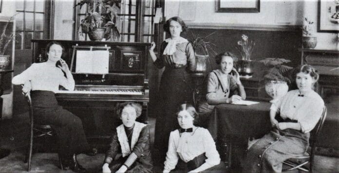 Women teachers early 1900s.