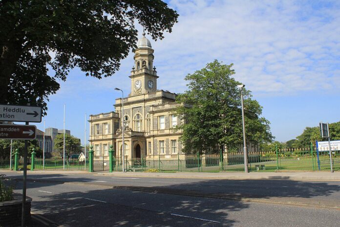 1080px-Llanelli_Town_Hall_geograph_2490850-min