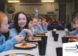 yflwyno Prydau Ysgol Am Ddim i ddisgyblion Blynyddoedd 3 a 4 o fis Medi ymlaen