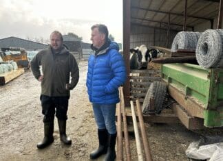 Y dyfarnwr rygbi byd-enwog Nigel Owens yn cefnogi ffermwyr llaeth Cymru