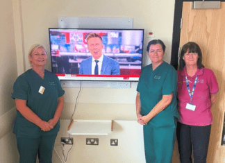 Elusen y GIG yn prynu teledu ar gyfer ward strôc ac adsefydlu Ysbyty Tywysog Phillip