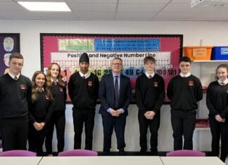 Cynlluniau newydd i gymell gwelliant mewn mathemateg a llythrennedd