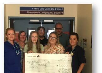 Taith gerdded noddedig yn codi £5,000 i Uned Gofal Dwys Glangwili