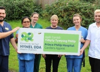 Staff Ysbyty Tywysog Philip yn codi arian ar gyfer apêl gerddi