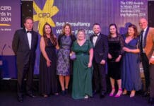 Tîm byddar Trafnidiaeth Cymru yn ennill Gwobr Genedlaethol