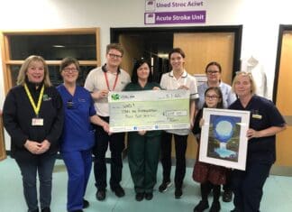 Merch ysgol yn codi dros £600 ar gyfer ward strôc