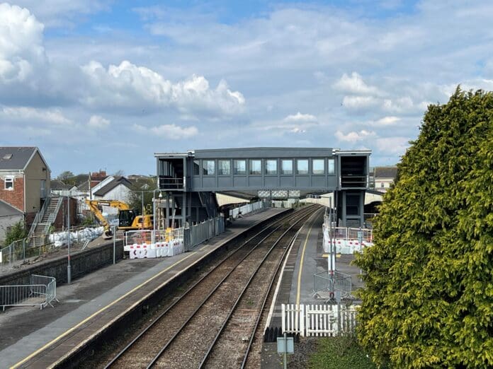 Bridge-span-is-installed-at-Llanelli-station-as-part-of-construction-of-accessible-footbridge-scaled.jpg