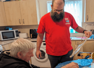 Sefydliad celfyddydau lleol yn cael ei enwebu am wobr busnes am ddull arloesol o helpu pobl hŷn yn y gymuned