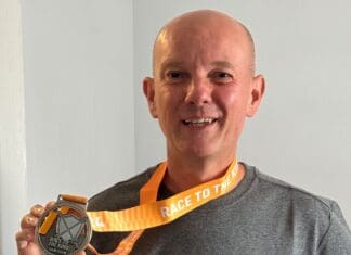 Codwr arian yn cymryd rhan mewn ultramarathon 62.5 milltir ar gyfer elusen GIG leol