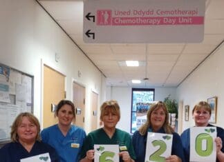 ‘Talk and Walk ‘5k yn codi £620 ar gyfer uned cemo Llanelli