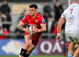 Home-town product Joe Roberts signs new Scarlets contract