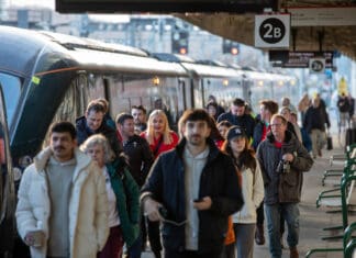 Cymru v Lloegr: Great Western Railway yn rhedeg trenau ychwanegol ddydd Sadwrn ar gyfer gêm Bencampwriaeth y Chwe Gwlad