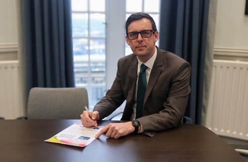 cllr-darren-price-signing-charter-for-families-bereaved-by-public-tragedy-website.jpg