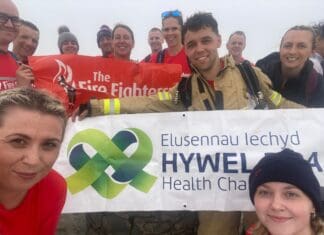 Ymladdwr tân yn codi dros £500 gan ddringo tri chopa Cymru mewn cit llawn