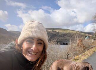 Codwr arian yn rhedeg tair hanner marathon ar gyfer elusen y GIG