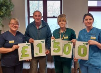 Ffotograffydd yn rhoi £1,500 a phrint acrylig i uned cemotherapi Llanelli