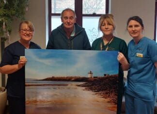 Photographer donates £1,500 and an acrylic print to Llanelli chemotherapy unit