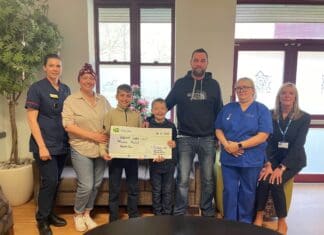 Parti ‘Canu’r gloch’ diwedd triniaeth yn codi £2,440 i Uned Gofal y Fron