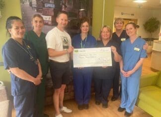 Triathletwr yn codi £3,100 ar gyfer uned cemotherapi