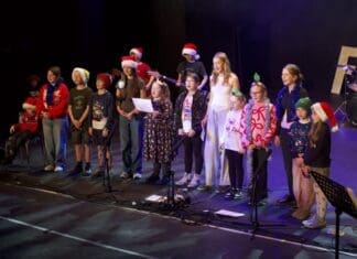 Plant sydd wedi wynebu llawdriniaeth ar y galon yn recordio cân Nadolig i wasanaeth y GIG