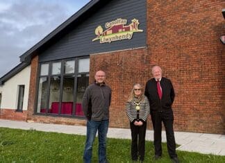 HWB CYMUNEDOL NEWYDD YN AGOR YN LLWYNHENDY: CANOLFAN LLWYNHENDY YN BAROD I GROESAWU’R CYHOEDD