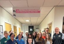 Pobl ifanc sy’n heicio Pen y Fan yn codi £1,250 ar gyfer uned ddydd cemotherapi